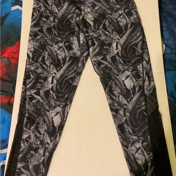 Champion Women’s Leggings Medium Black Gray Leaf Print Activewear Stretch Pants - Picture 1 of 6